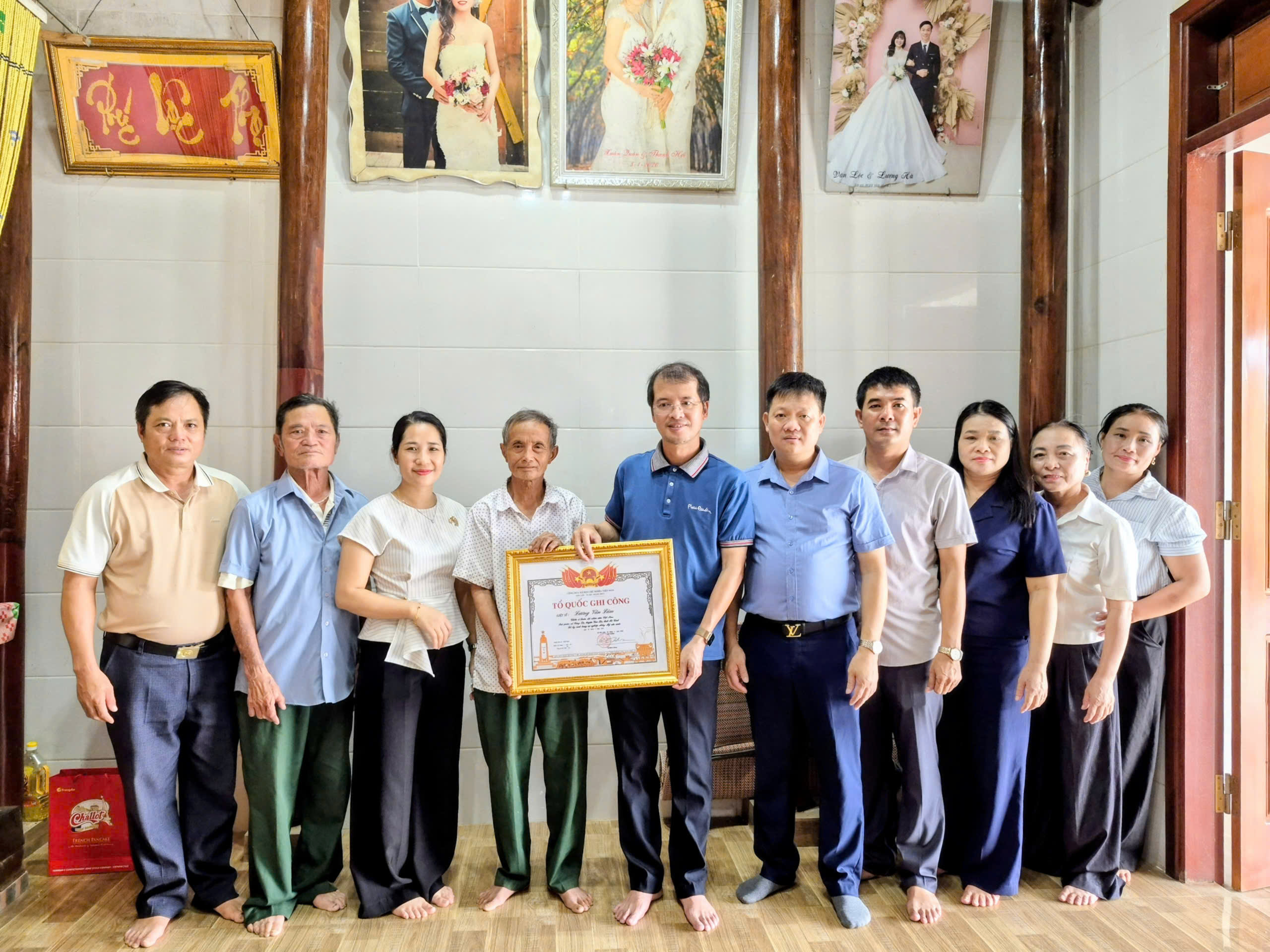 Trao tặng Bằng “Tổ quốc ghi công” được cấp lại cho thân nhân  7  liệt sĩ 