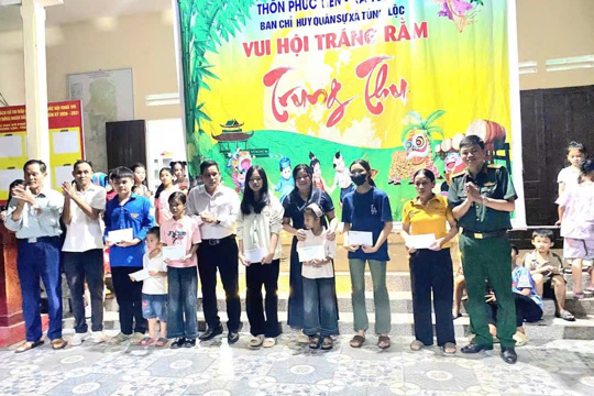 Vui hội trăng rằm, ấm áp tình quân dân  