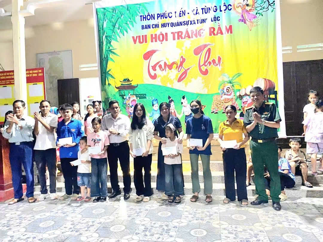 Vui hội trăng rằm, ấm áp tình quân dân 
