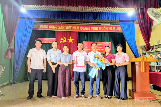Lễ ra mắt Chi bộ và công bố các quyết định về công tác cán bộ cấp thôn sau khi thực hiện sắp xếp, sáp nhập.