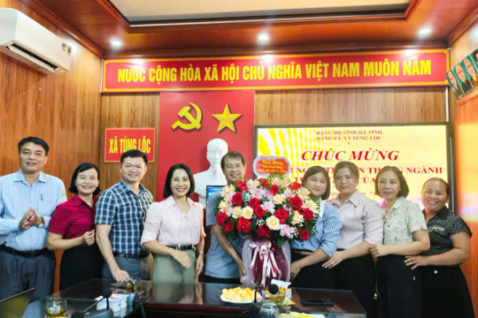 Lãnh đạo xã Tùng Lộc chúc mừng Ban Xây dựng đảng nhân ngày truyền thống nghành  Tuyên Giáo