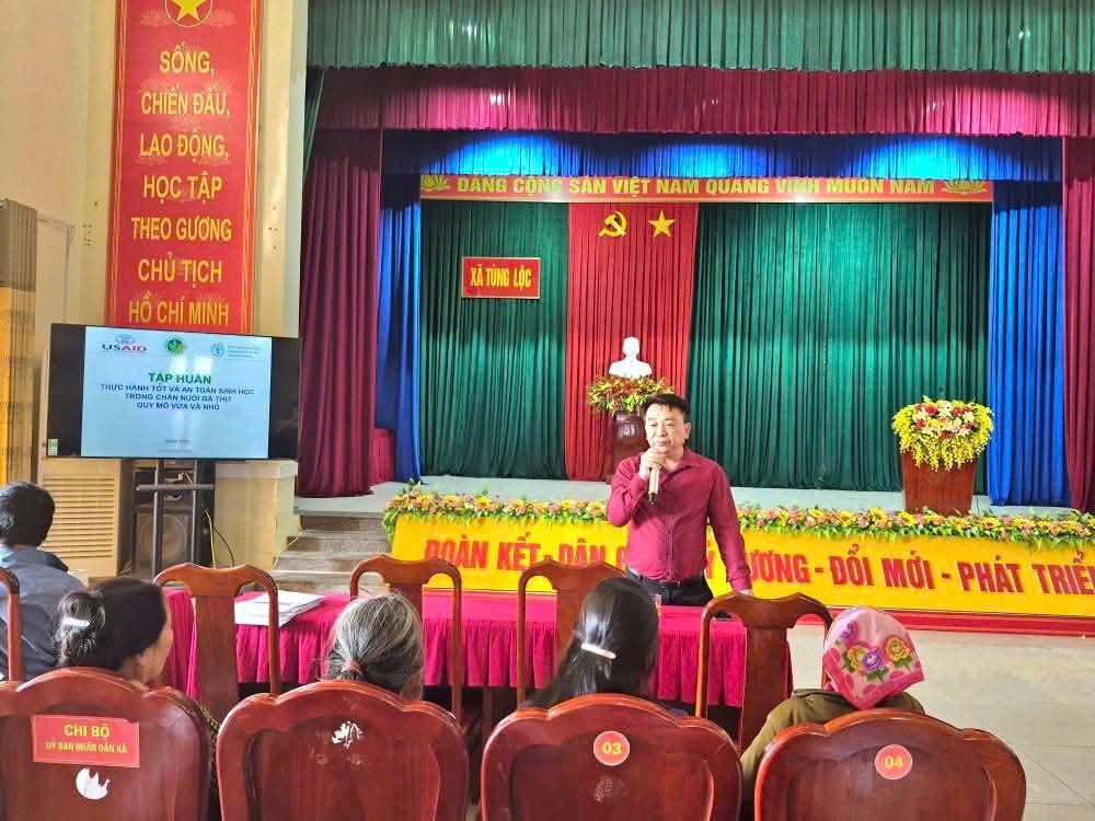 UBND xã Tùng Lộc tập huấn kỹ thuật chăn nuôi gà và các mô hình sinh kế giảm nghèo 