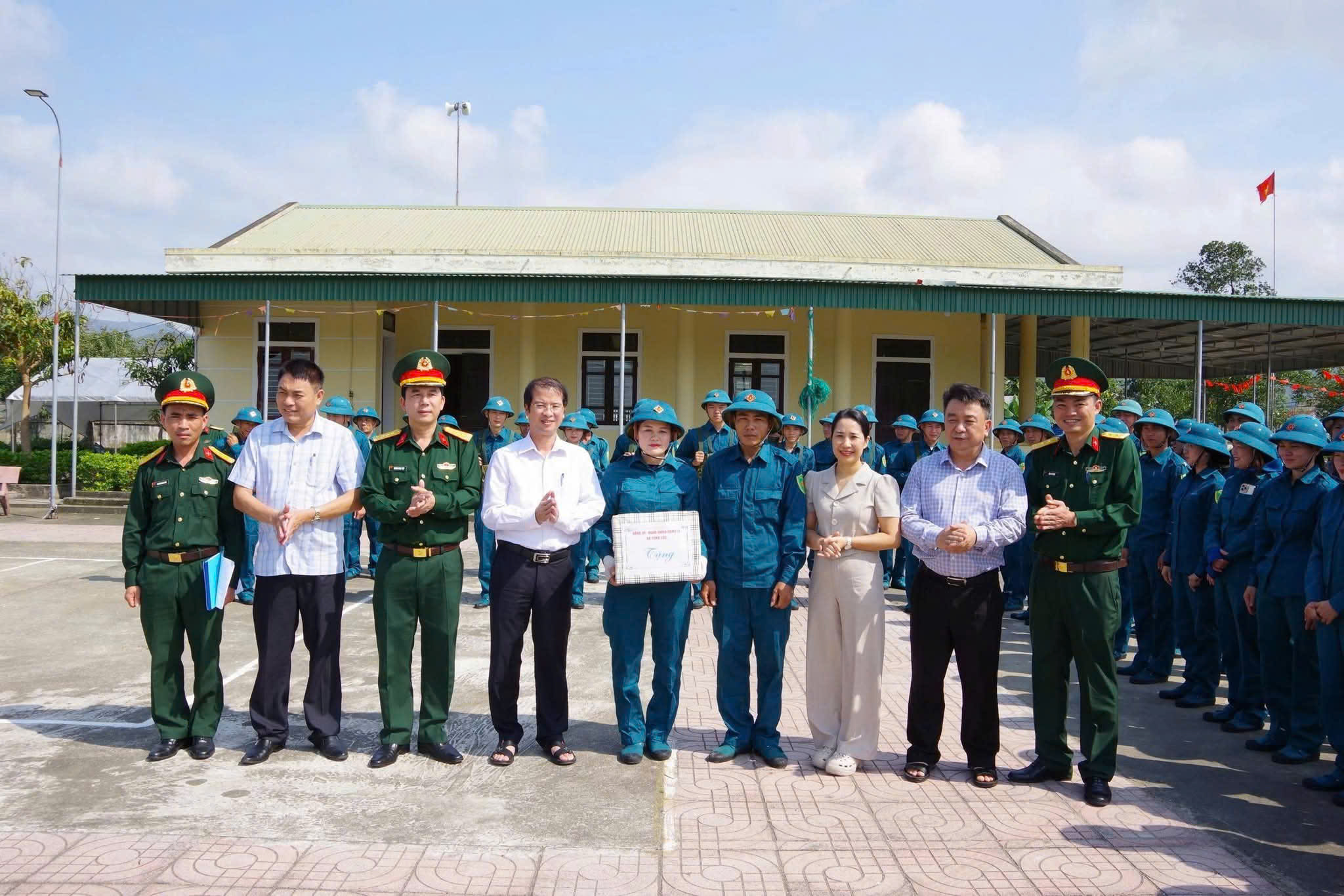 Lãnh đạo Tùng Lộc động viên chiến sĩ dân quân  "Vượt nắng, thắng mưa, say sưa luyện tập" 