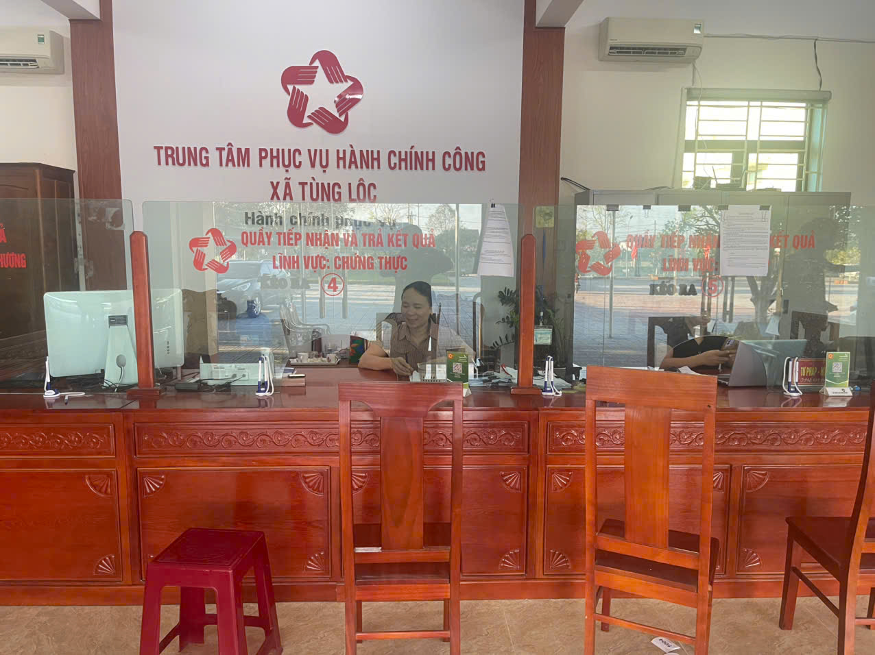 Trung tâm Phục vụ Hành chính công xã Tùng Lộc thực hiện tốt công tác tiếp nhận và giải quyết hồ sơ cho người dân. 