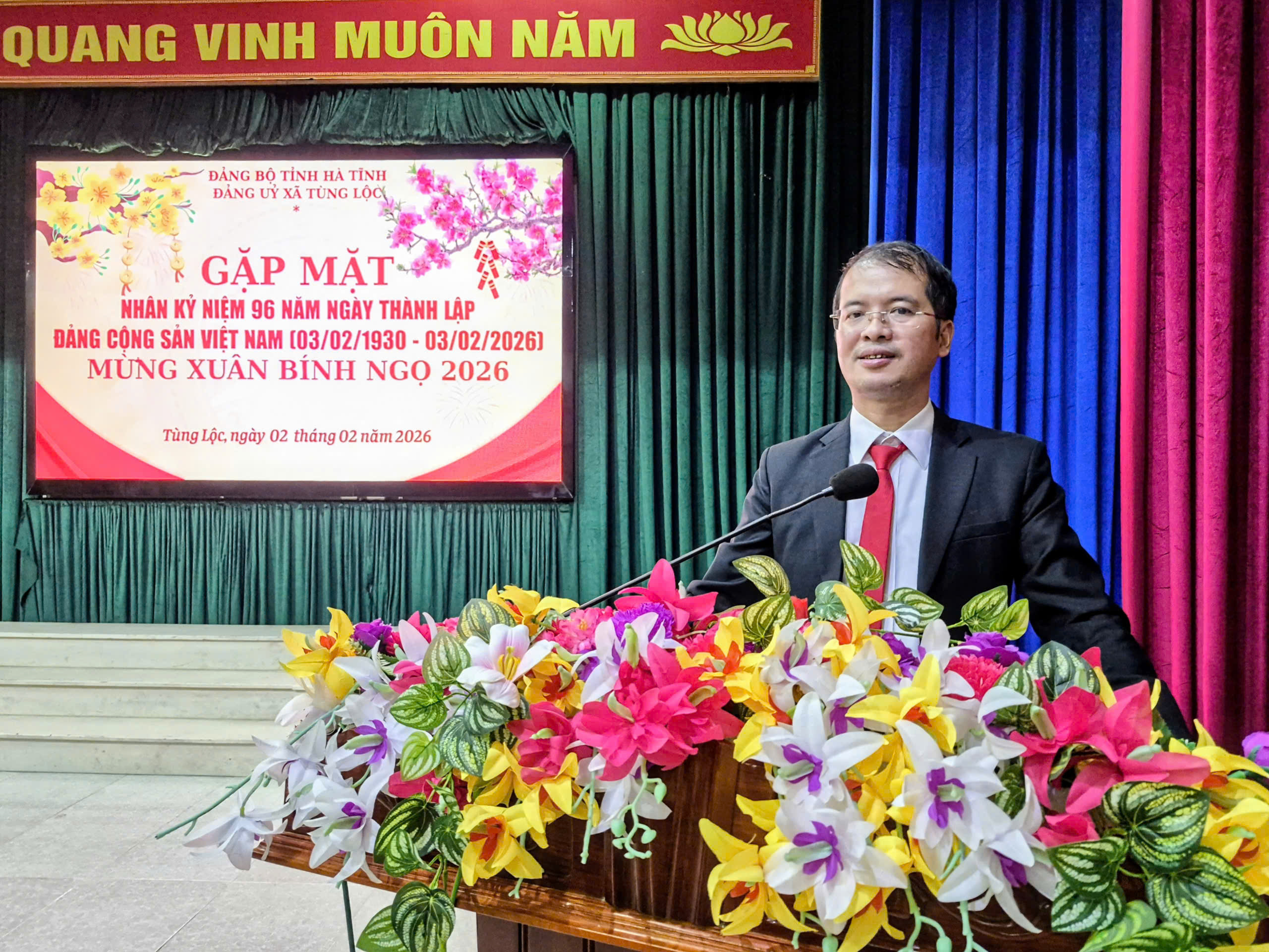 Xã Tùng Lộc trao tặng Huy hiệu Đảng và gặp mặt lãnh đạo tiền nhiệm qua các thời kỳ