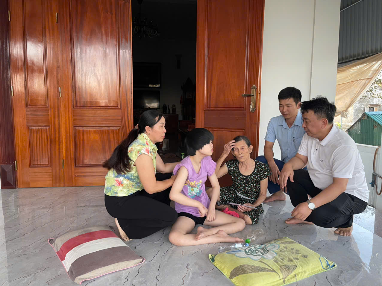 Trao quà Trung thu cho trẻ em có hoàn cảnh khó khăn trên địa bàn xã 