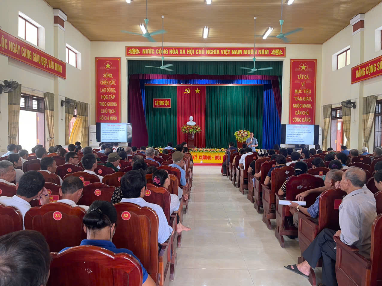 Xã Tùng Lộc tổ chức hội nghị triển khai Điều tra hộ nghèo, cận nghèo, xác định hộ nông, lâm có mức sống trung bình; triển khai tiêm phòng gia súc, gia cầm đợt 2 và một số nội dung quan trọng khác 