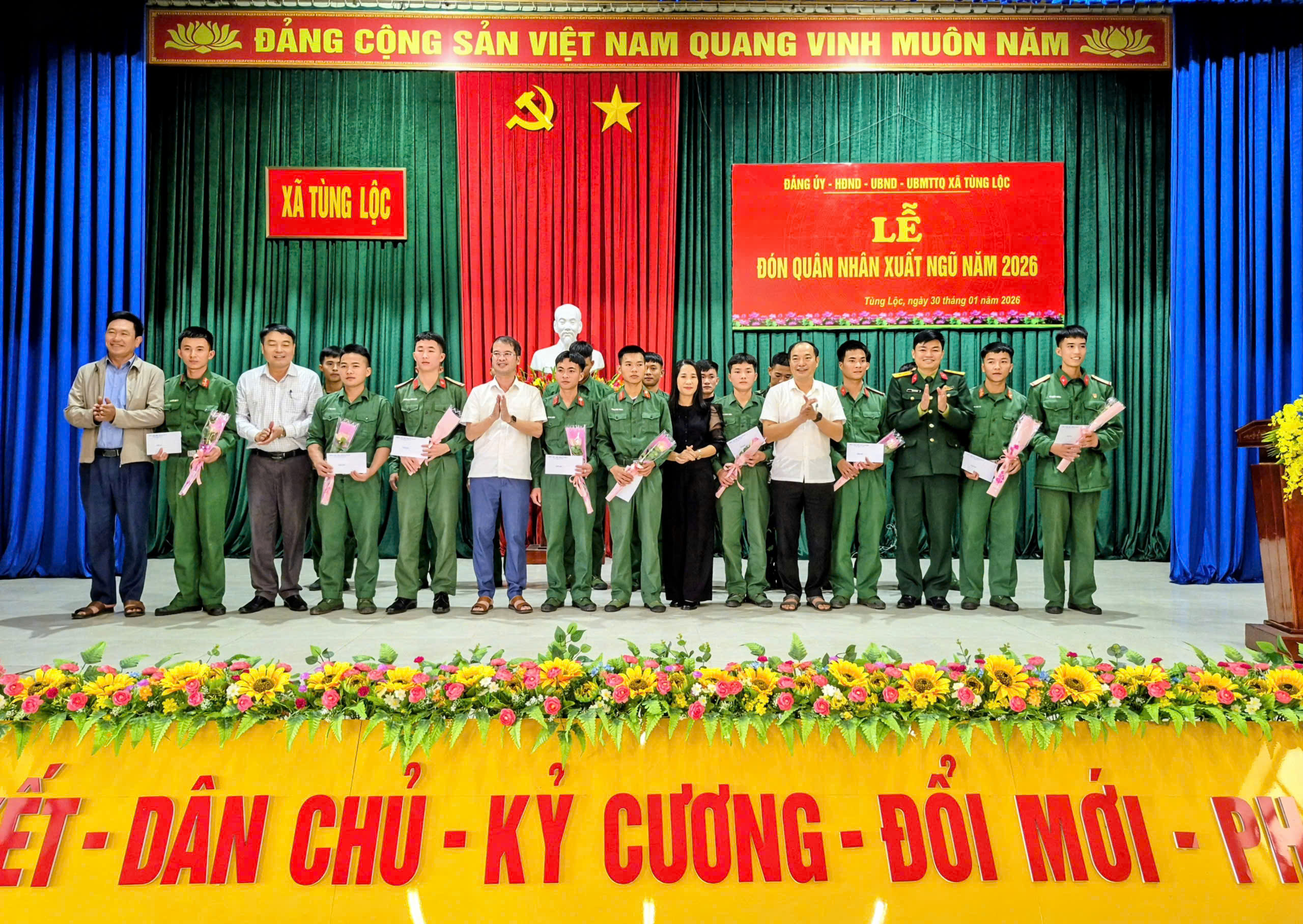 Xã Tùng Lộc đón 18 quân nhân hoàn thành nghĩa vụ quân sự trở về địa phương 