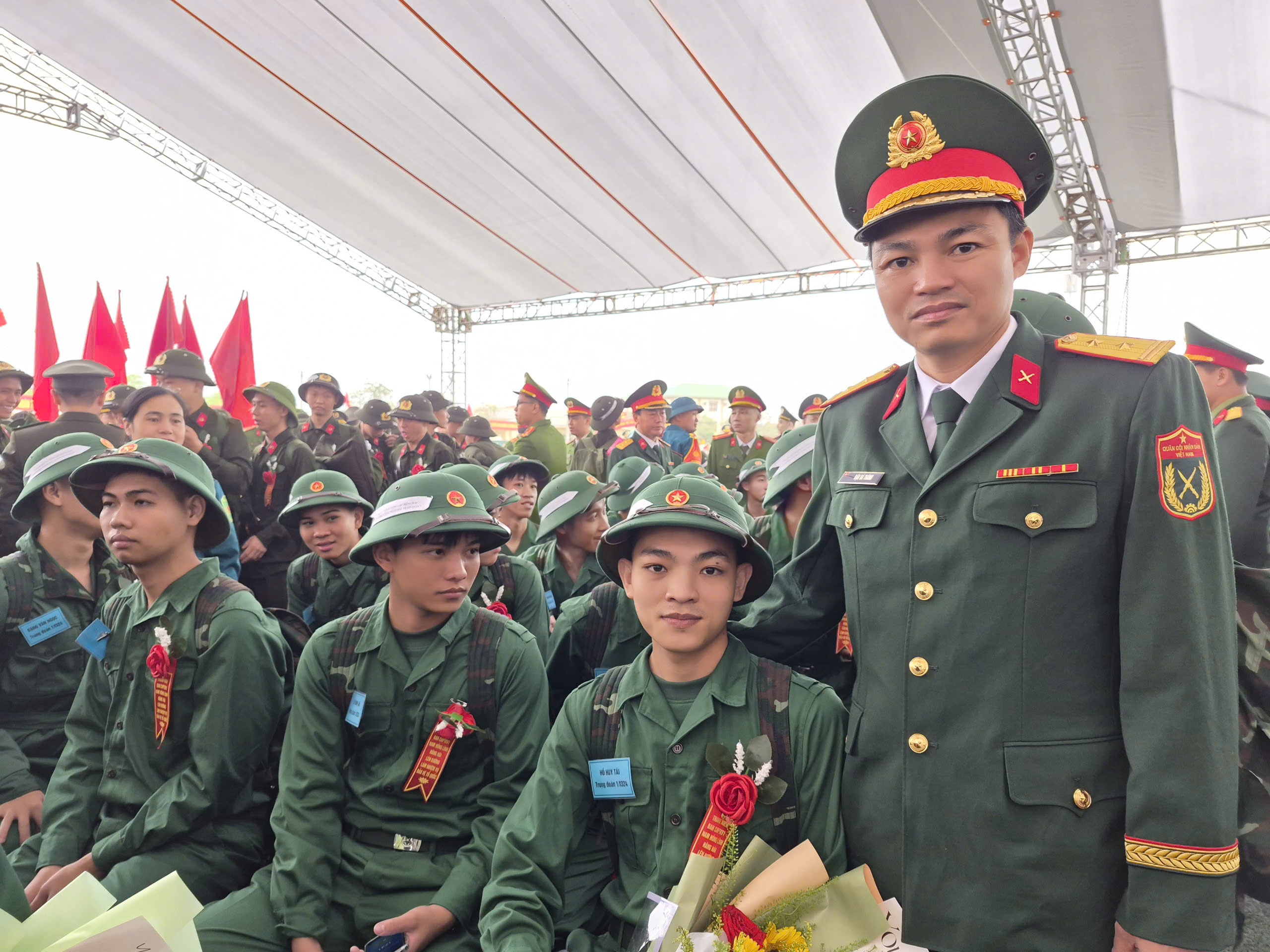 Thanh niên Tùng Lộc hăng hái lên đường nhập ngũ  năm 2026 