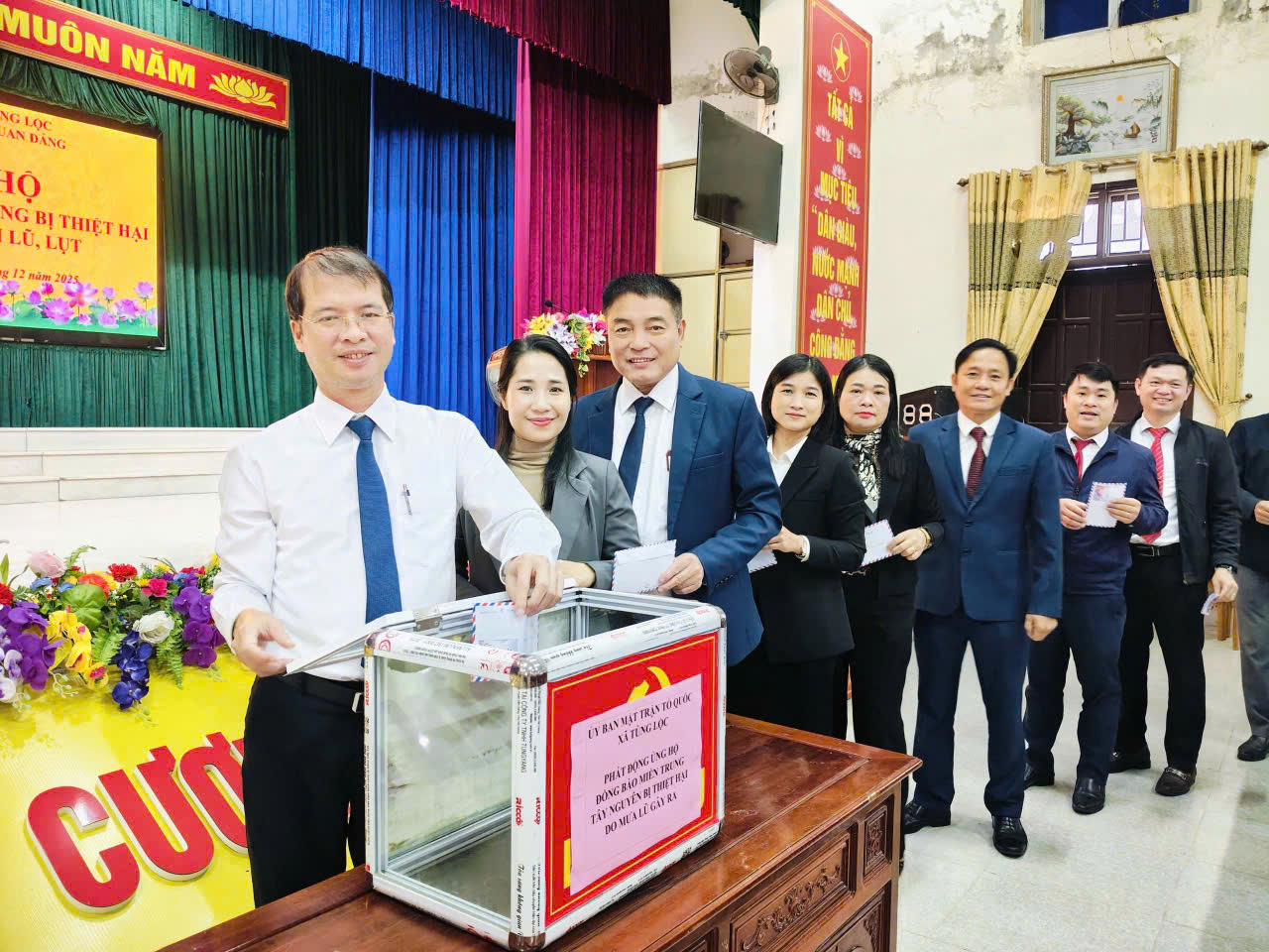 Xã Tùng Lộc tổ chức phát động quyên góp ủng hộ đồng bào bị thiệt hại do bão, lũ 