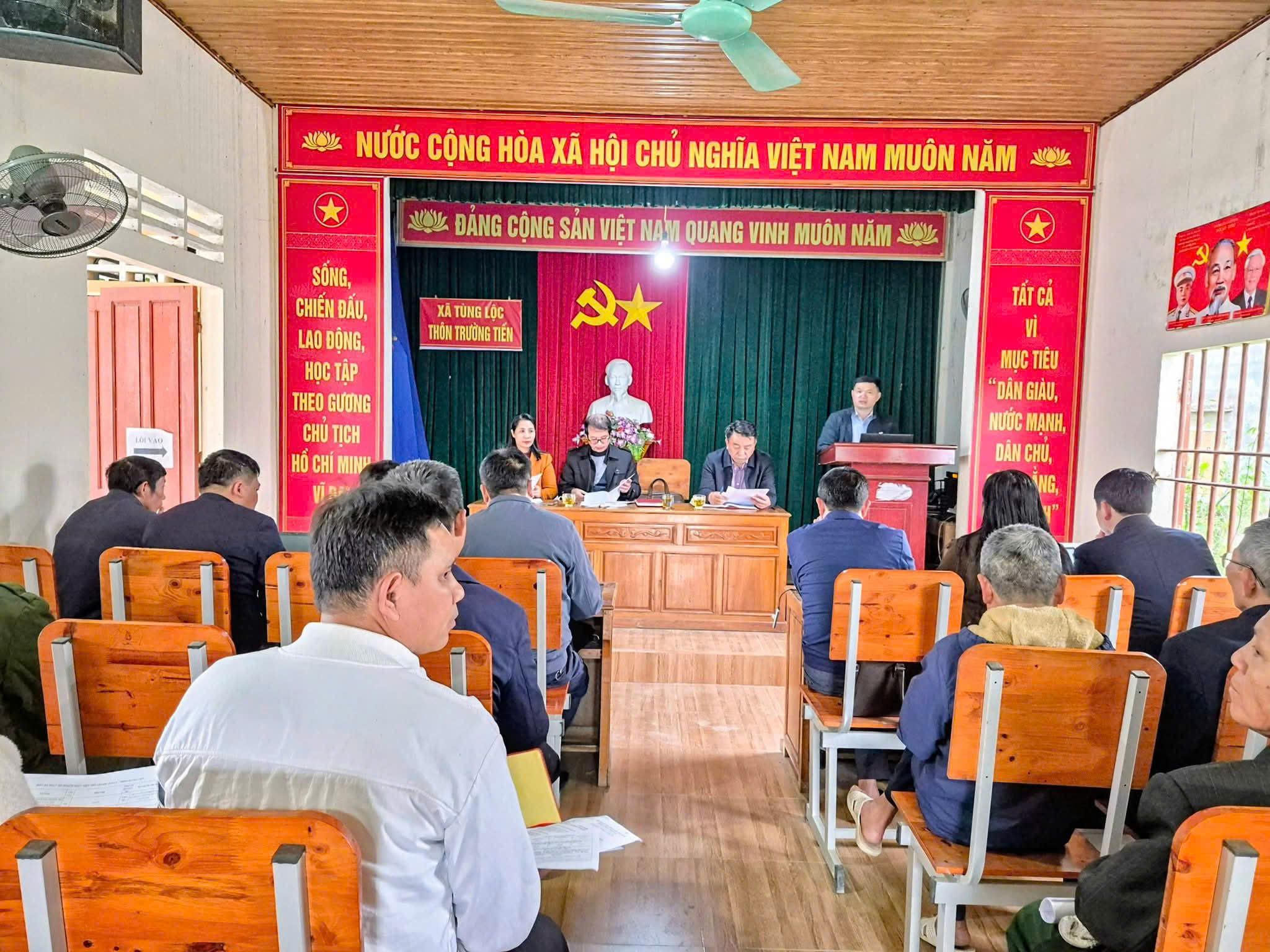 Ban Thường vụ Đảng ủy xã Tùng Lộc làm việc với thôn Trường Tiến 
