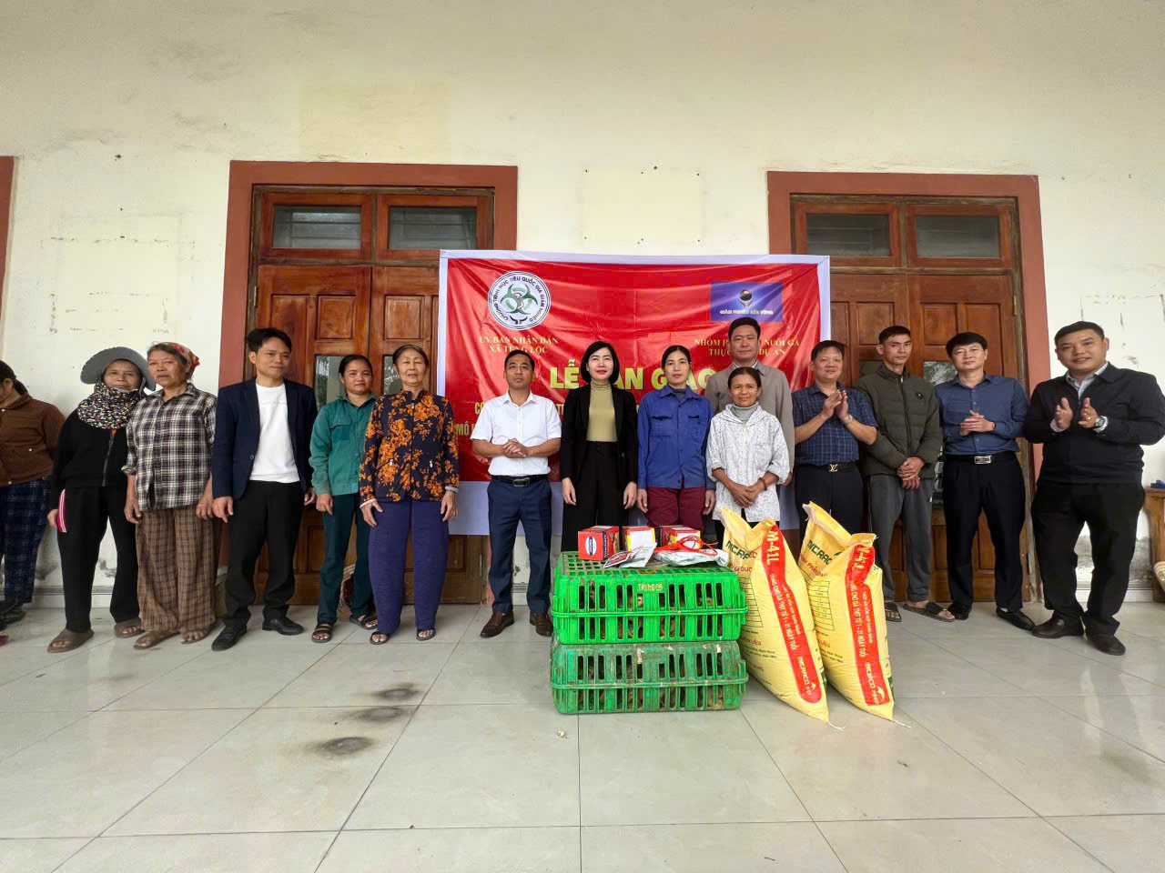 Xã Tùng Lộc bàn giao 1890 con gà giống cho các hộ gia đình khó khăn 